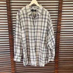 Casuals Men's Plaid Button-Down Flannel Shirt in Gray and White